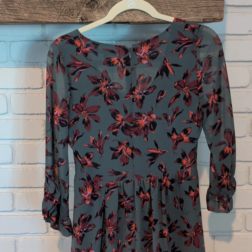 Madewell Moonblossom Ruffle-Sleeve Dress in the Winter Orchid floral pattern. - Picture 8 of 8